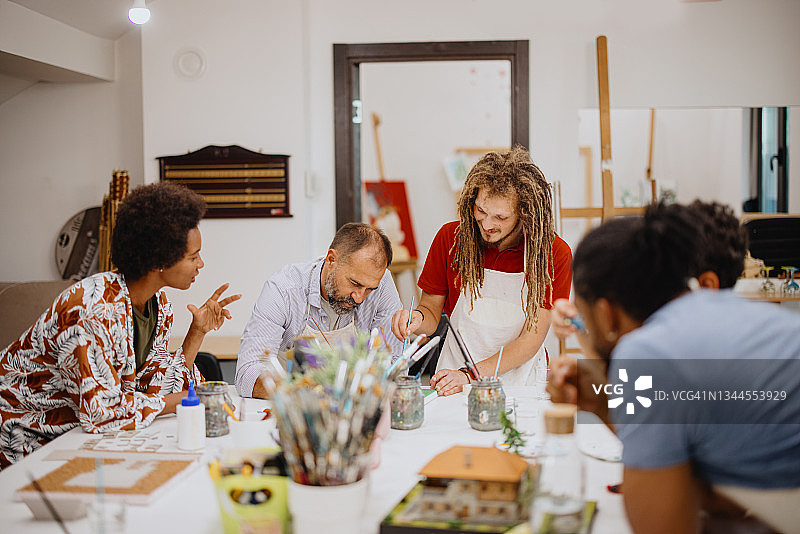美术老师指导学生制作比例模型图片素材