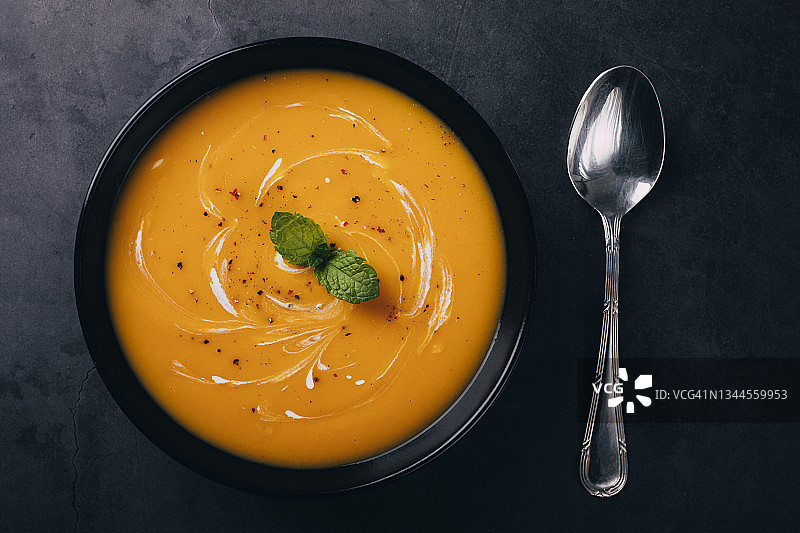 黑色背景奶油南瓜汤图片素材