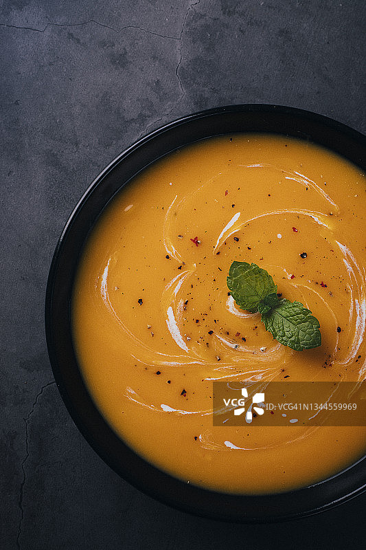 黑色背景奶油南瓜汤图片素材