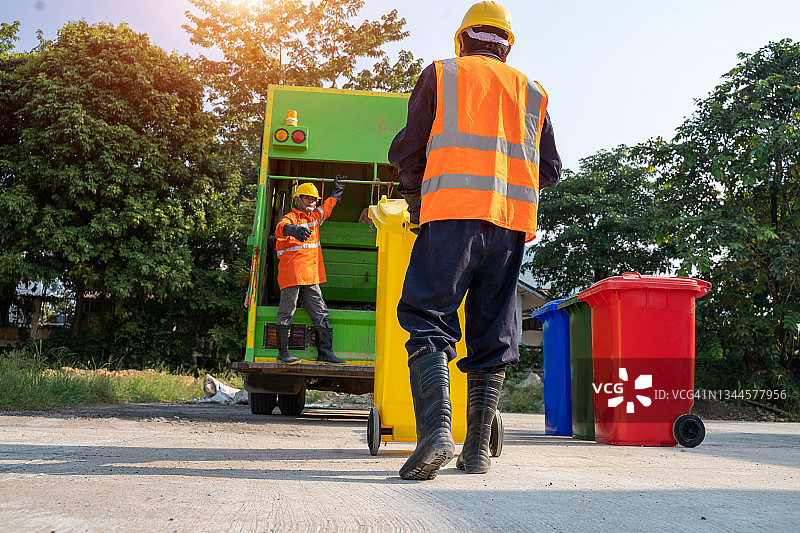 环卫工人城市垃圾车收集垃圾图片素材