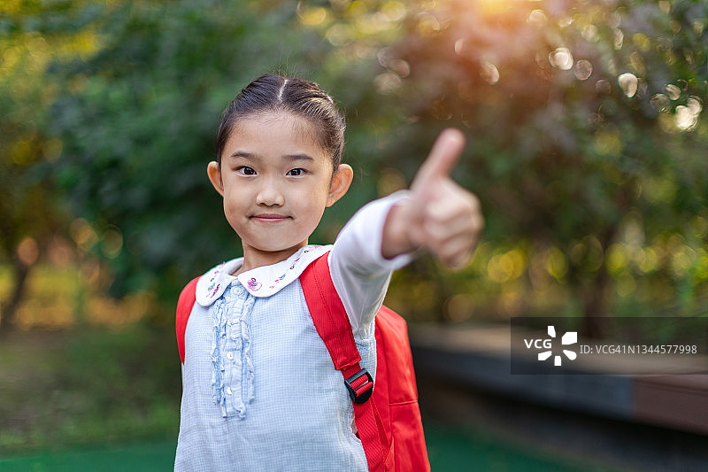 小女孩竖起大拇指图片素材