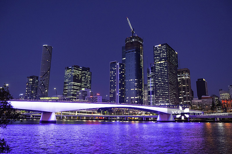 布里斯班天际线与维多利亚桥夜景图片素材