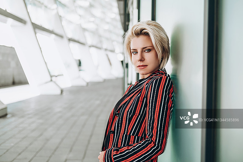 在贸易中心摆姿势的年轻女性图片素材