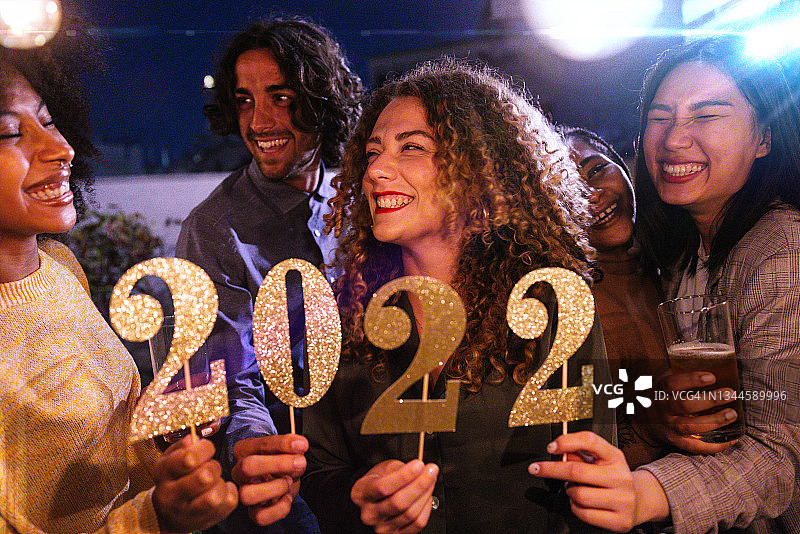 青少年庆祝年末图片素材