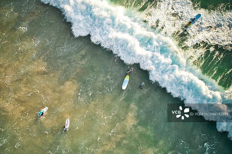 泰国普吉岛晴朗的白色沙滩和海浪的美丽航拍景色图片素材