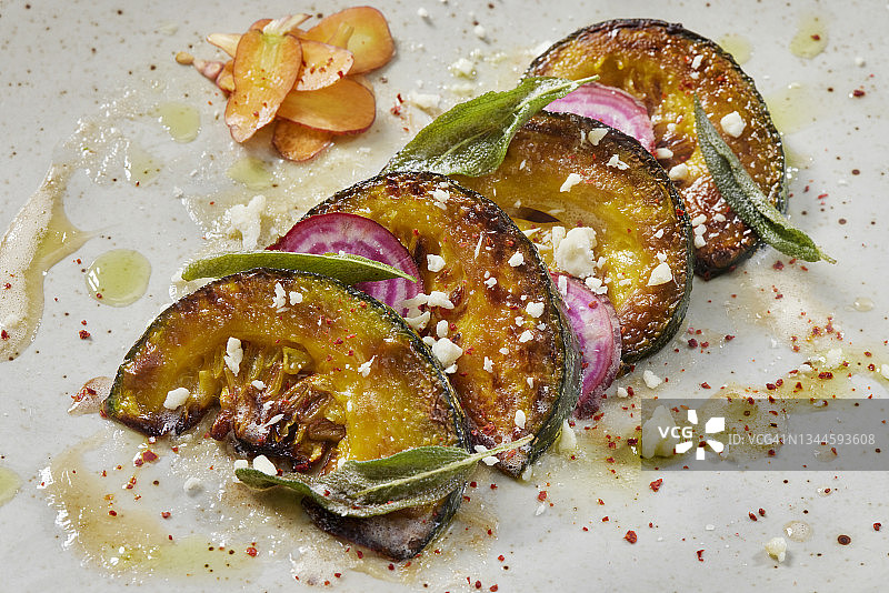 烤日本南瓜配基奥贾甜菜图片素材