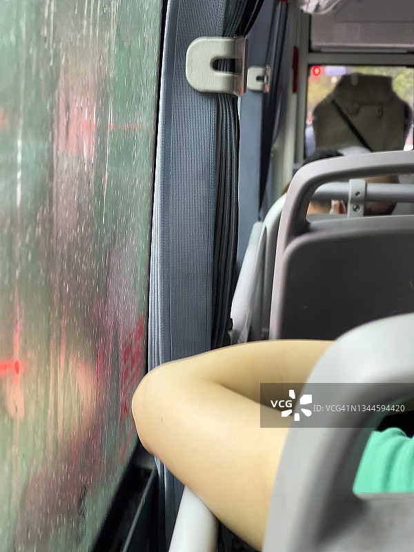 公交车上倚靠窗户的乘客图片素材