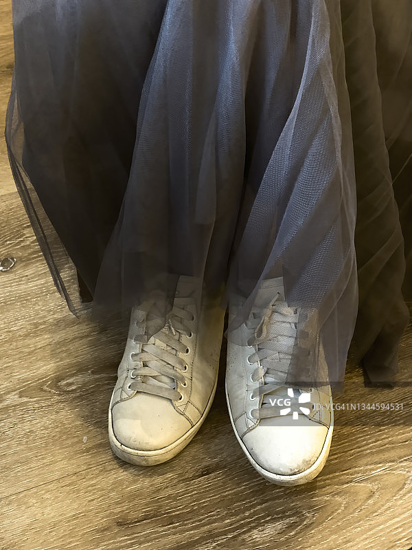 年轻女子交叉双腿坐着图片素材