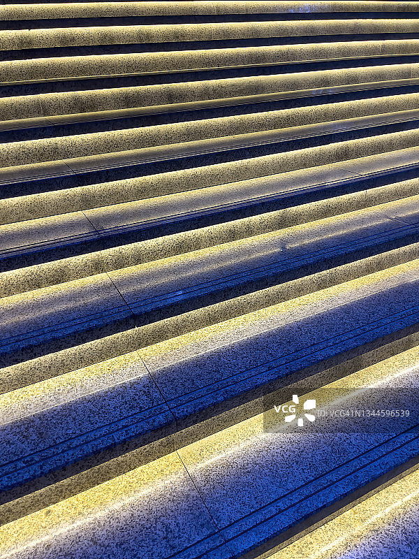 夜晚带有灯光效果的阶梯图片素材