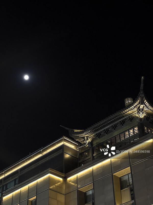 中国杭州，历史建筑上空的月亮图片素材