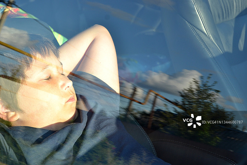 坐在车里的青少年男孩图片素材