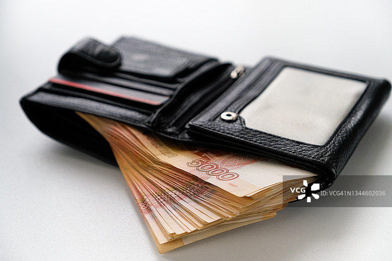 白色背景上的五千俄罗斯卢布纸币，皮夹里的百万卢布图片素材