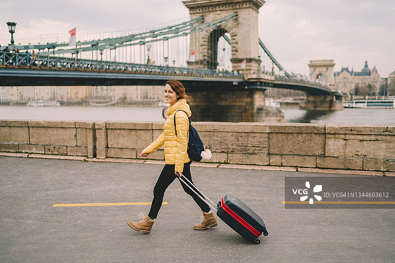 在欧洲旅行的年轻女人图片素材