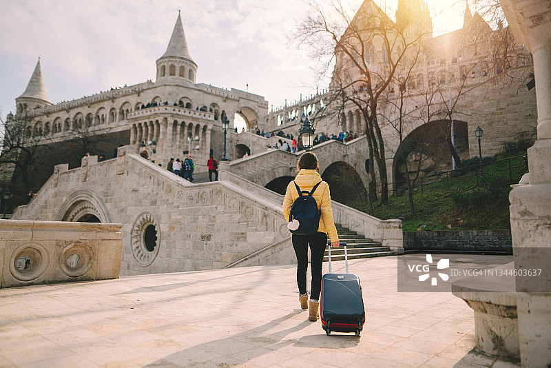 独自在欧洲旅行的女游客图片素材