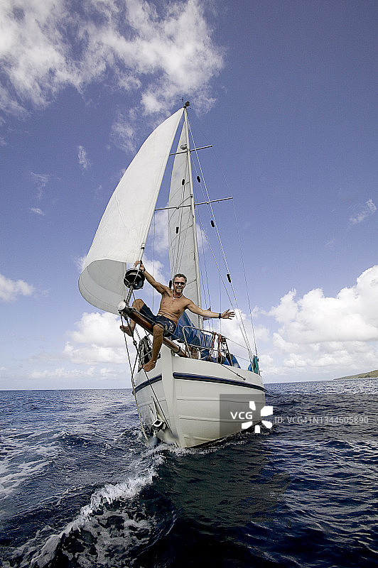 帆船游艇上的男人图片素材