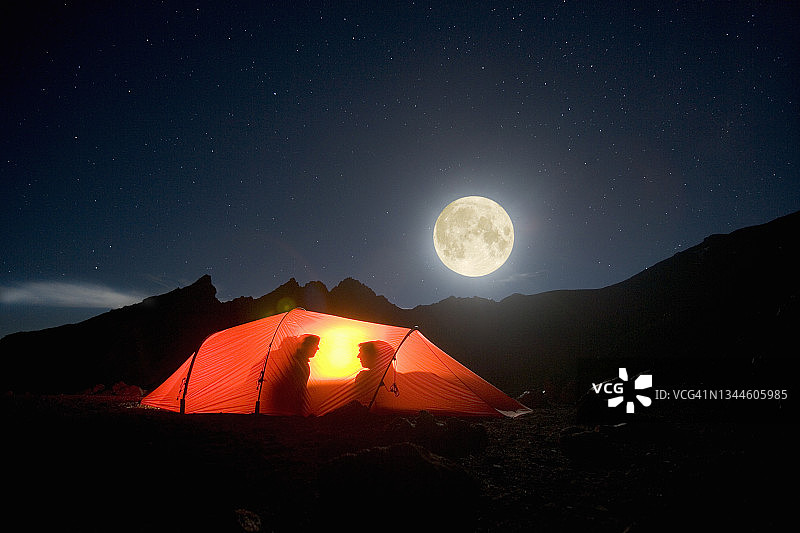 满月下帐篷里的情侣图片素材