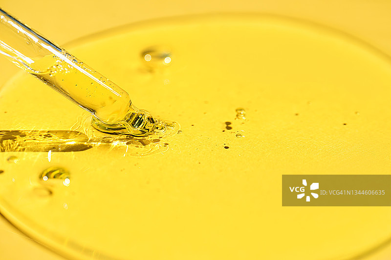 含氧气泡的面部精华或精油滴管特写图片素材