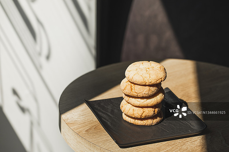 新鲜美味的燕麦饼干堆图片素材