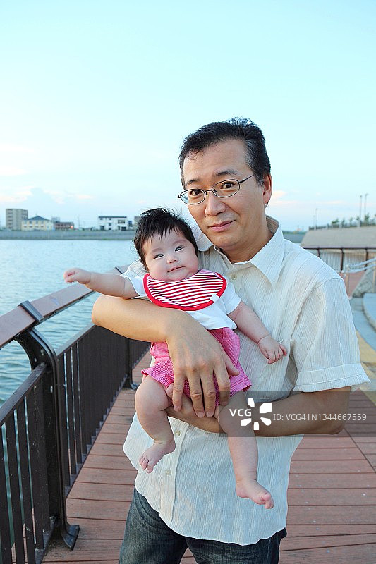 父子肖像照，看向镜头图片素材