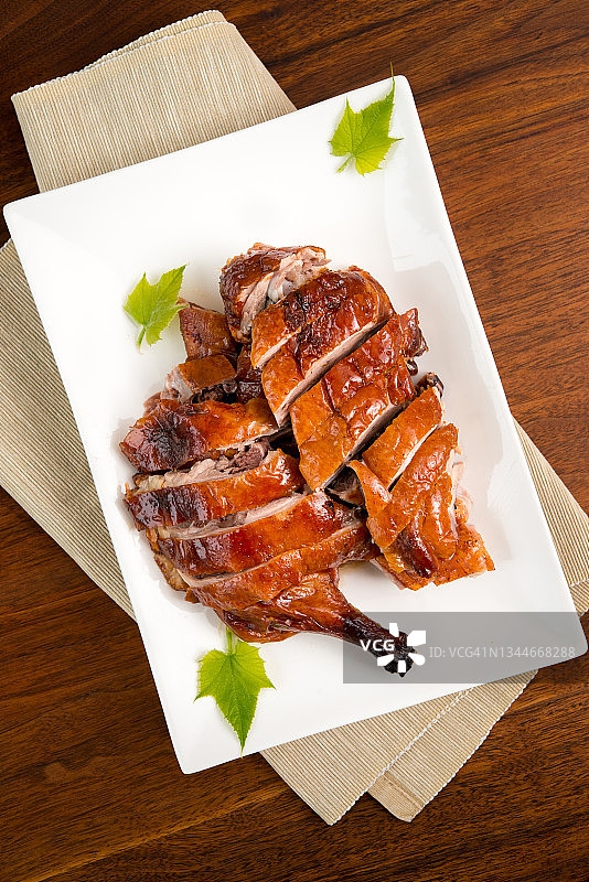 传统中式美食：广式脆皮烧鸭图片素材