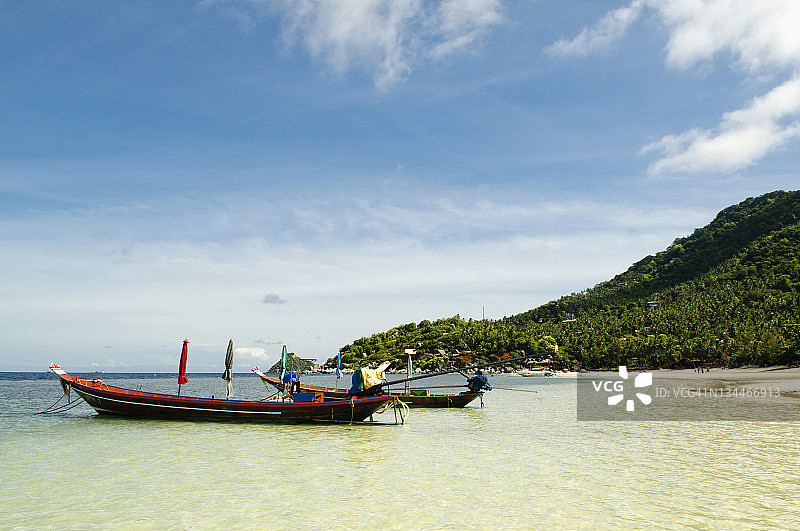 船、沙滩、碧绿的海水，位于泰国涛岛，亚洲图片素材