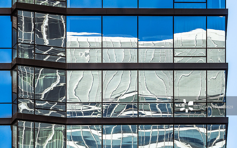 纽约下曼哈顿摩天大楼的扭曲倒影图片素材