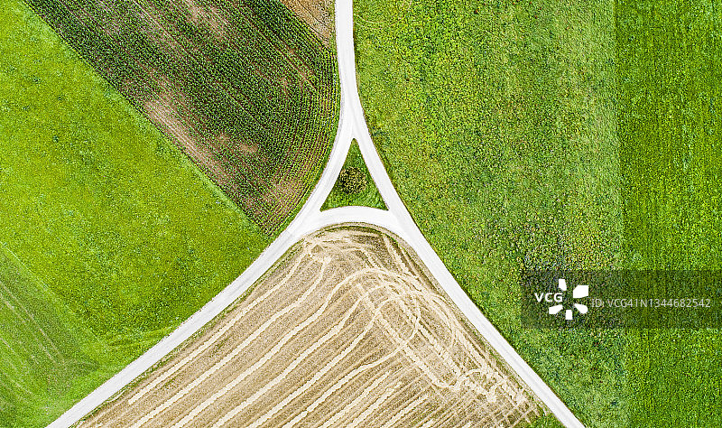农田上空的三角形道路交叉口图片素材