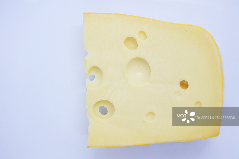 白色背景下隔离的荷兰马斯丹奶酪图片素材