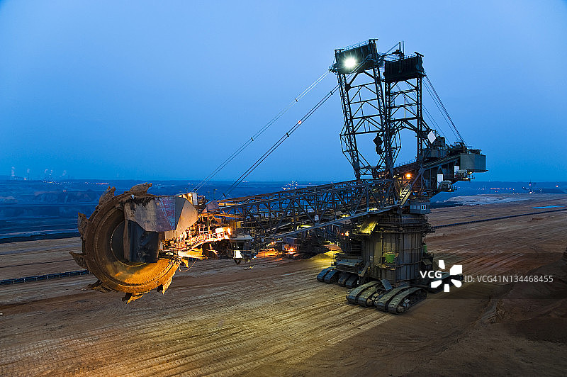 德国格雷文布罗赫露天矿的斗轮挖掘机图片素材