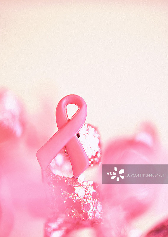 带闪光粉色背景的乳腺癌防治宣传丝带图片素材