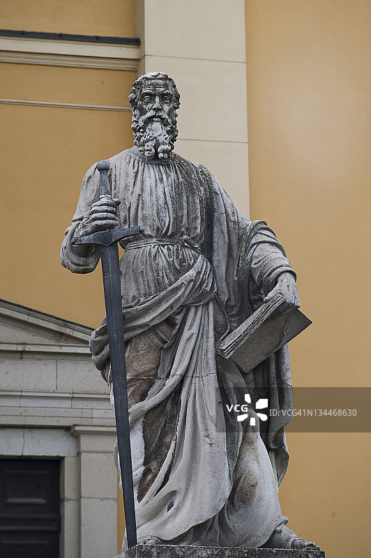 匈牙利埃格尔圣伯多禄大教堂前的石像图片素材