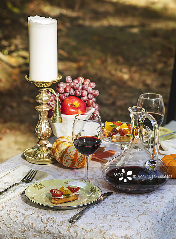 自然中的节日晚餐：番茄和奶油奶酪的意式烤面包图片素材