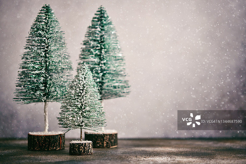 现代圣诞背景与雪地里的可爱圣诞树图片素材