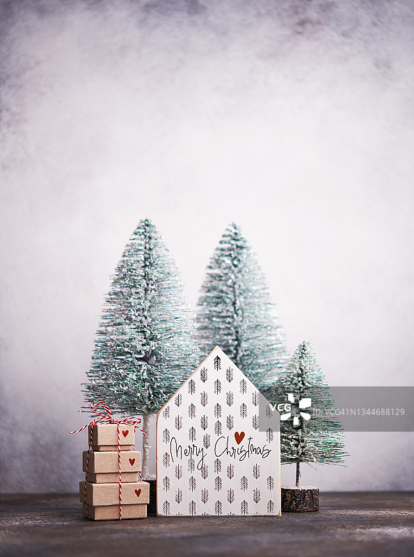 可爱的雪覆盖圣诞树和礼物的现代圣诞背景图片素材