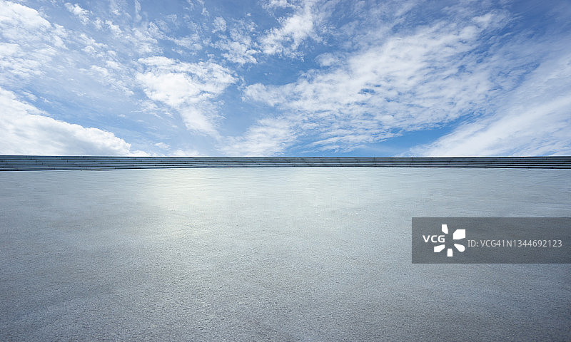 开阔的地面与蓝色天空图片素材