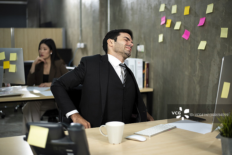 办公室综合征引起的背痛图片素材