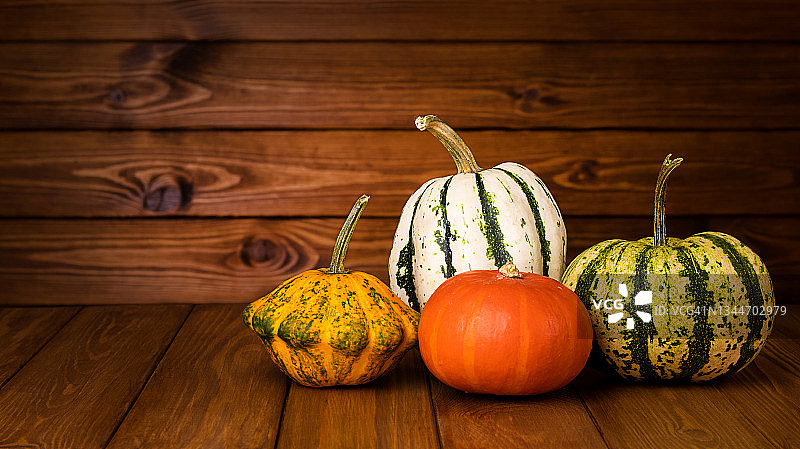 带文案空间的木制背景上的南瓜，蔬菜丰收图片素材