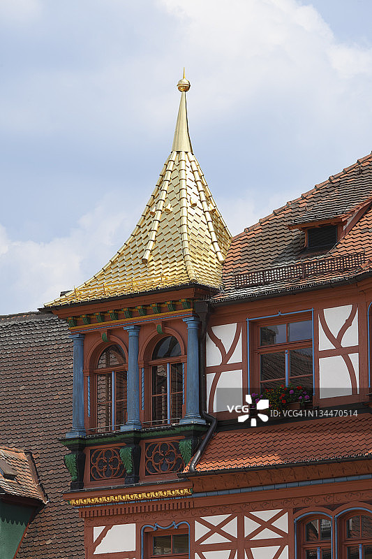 德国施瓦巴赫市政厅金色屋顶和凸窗图片素材