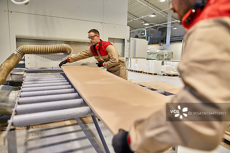 两名男工人在家具行业工作图片素材