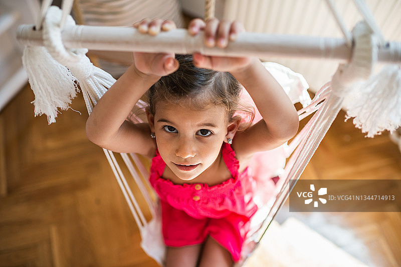 在游戏室玩耍的可爱小女孩图片素材