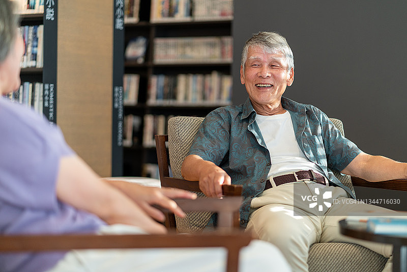 老年夫妇在图书馆放松图片素材
