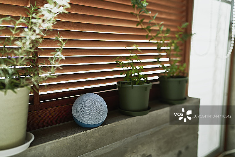 客厅里的智能音箱图片素材