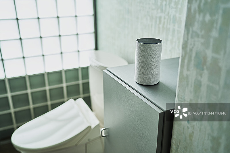 浴室里的智能音箱图片素材