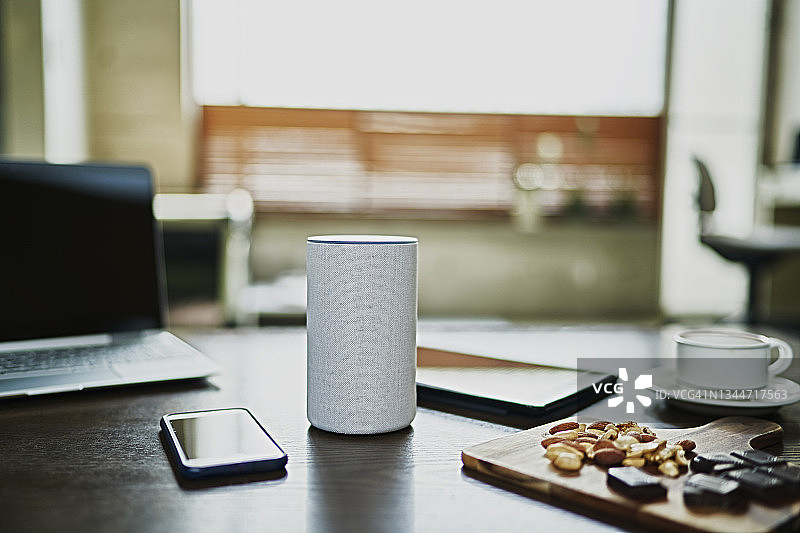 在家工作并使用智能音箱图片素材