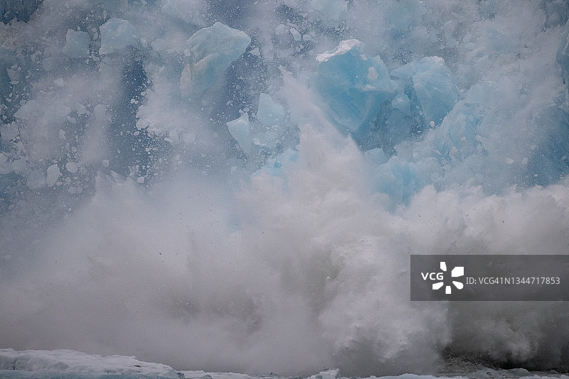 蓝色冰川崩解图片素材