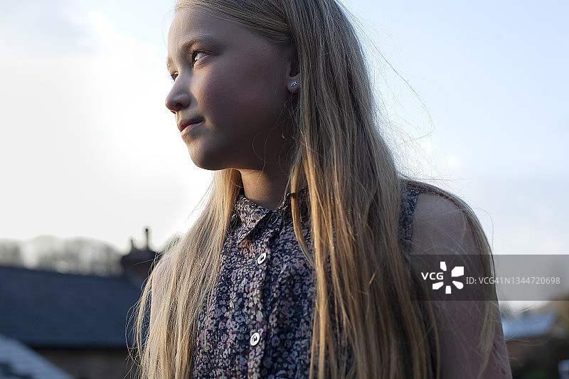 花园里的女孩肖像图片素材