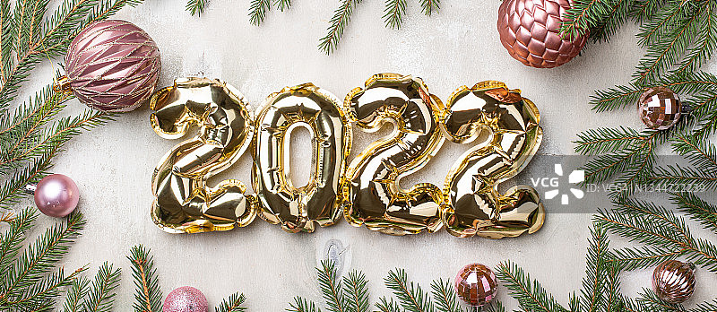 2022新年背景与圣诞球和冷杉树枝装饰图片素材