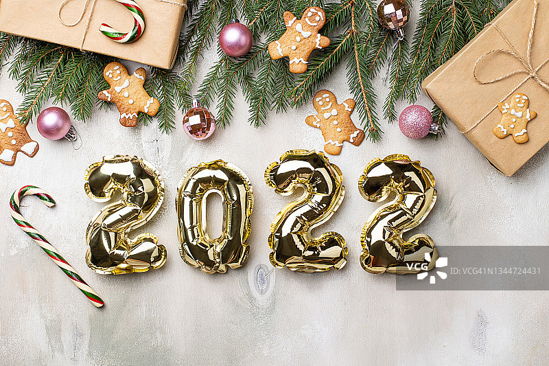 2022新年背景与圣诞球和冷杉树枝装饰图片素材