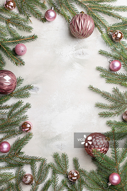 摆放圣诞礼物的桌面装饰品和杉树枝图片素材