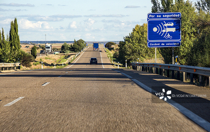 高速公路上雷达测速警告交通信号，从车内看到的视角图片素材